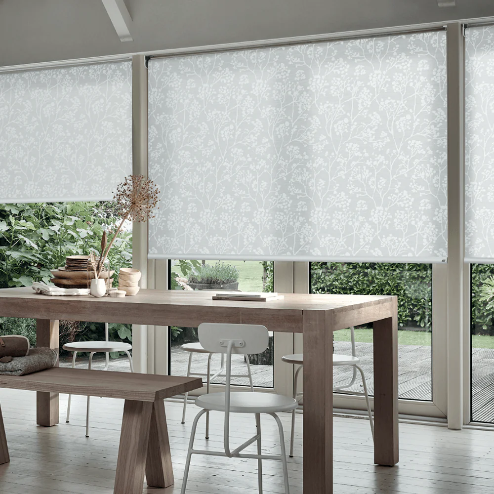 You are currently viewing וילונות גלילה בוהו שיק – עיצוב טבעי, טקסטורות עשירות ושליטה באור בקו חם ומודרני