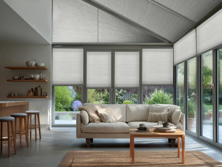 Read more about the article וילונות גלילה – המדריך המקצועי לבחירה חכמה (בדים, שקיפות, האפלה, מנגנונים ומדידות)