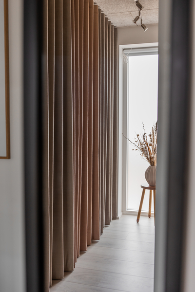 You are currently viewing  וילונות פליסה – פתרון אלגנטי וחכם לשליטה באור ופרטיות